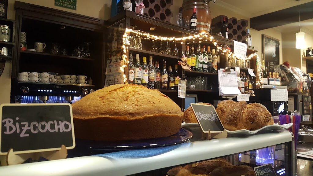 Cafe Bar Antanu — Comida y bebida