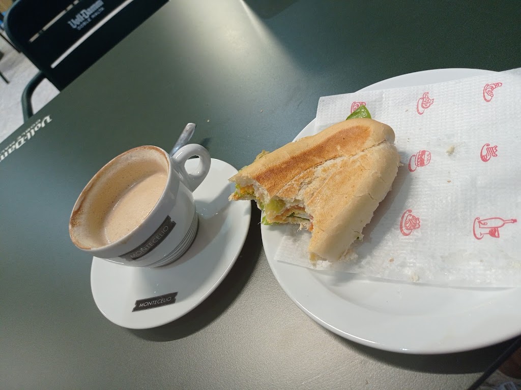 Cafeteria El Pabellon — Comida y bebida