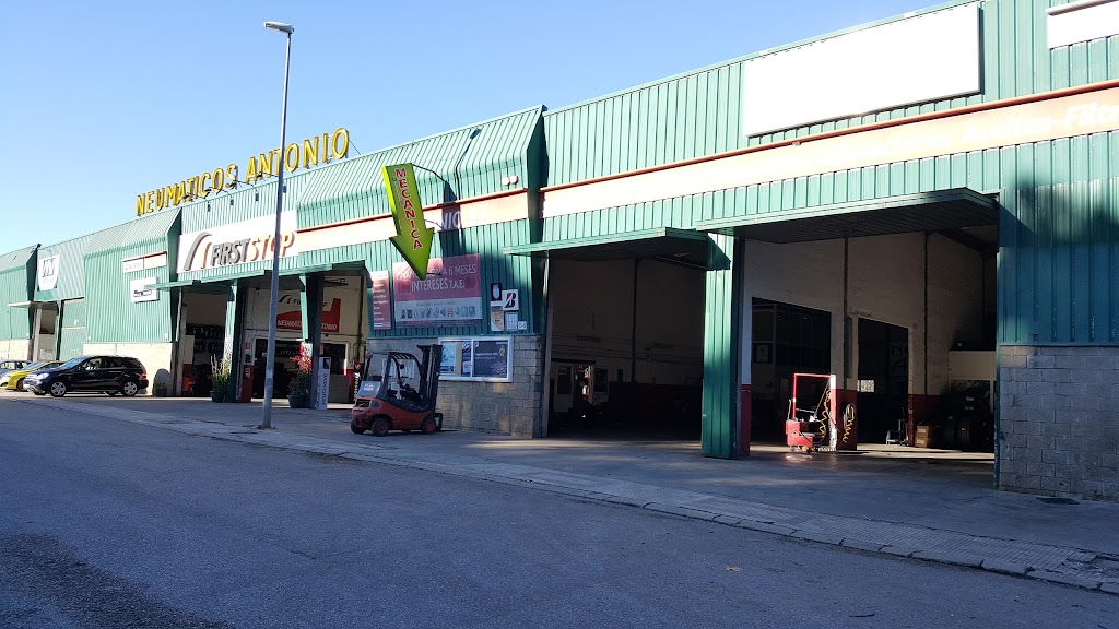 Neumaticos Antonio — Exterior