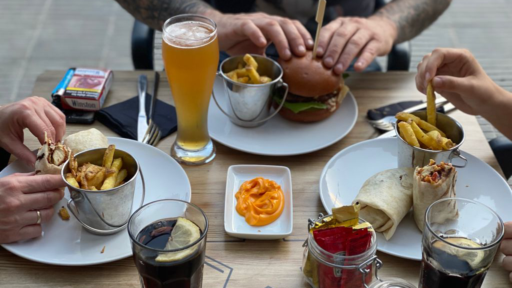 Hamburbeer — Comida y bebida