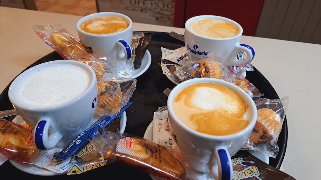 Cafe Bar Tito's — Comida y bebida