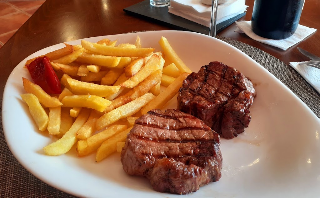 Asador O Carmelo — Comida y bebida