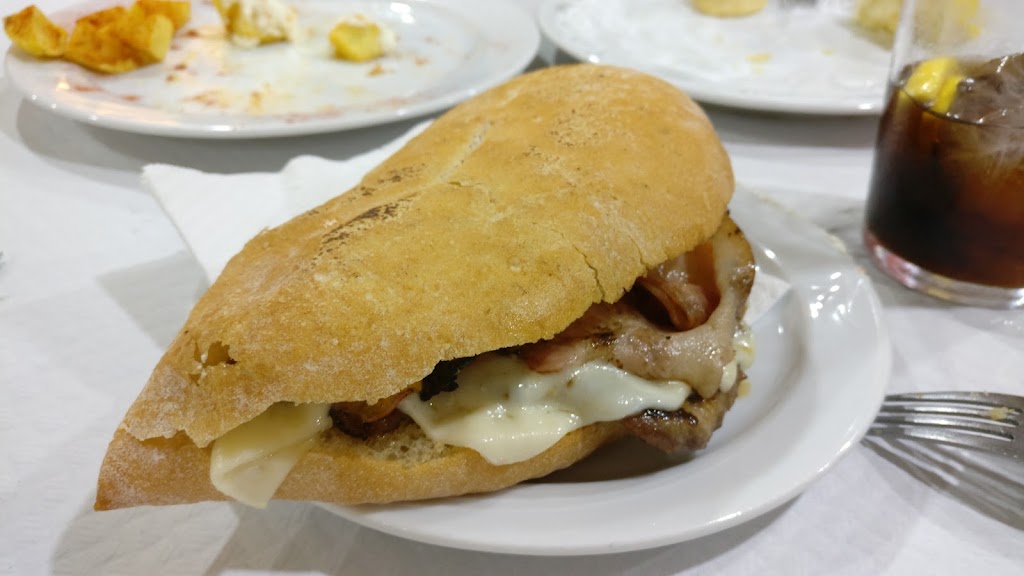RESTAURANTE PUZOL — Comida y bebida