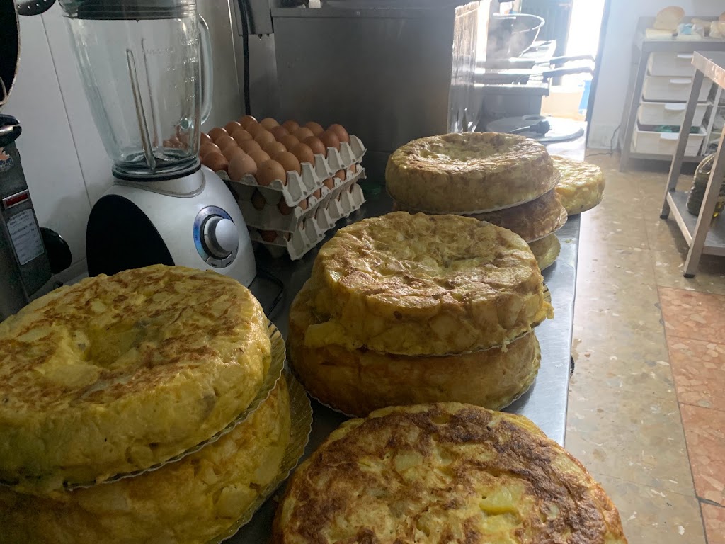Bar cine (Hnos Gomez) — Comida y bebida