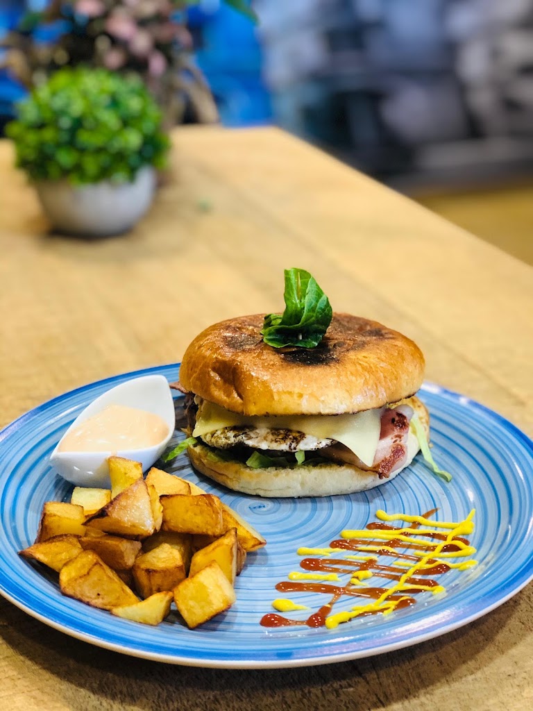 BAR LA TORCEDORA CUBANA — Comida y bebida