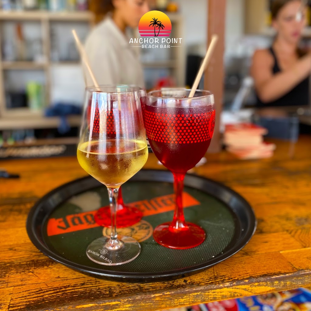 Anchor Point Beach Bar & Lounge Restaurant — Comida y bebida