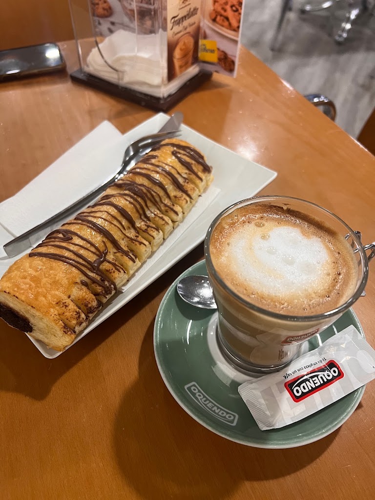 Heladeria Cafeteria +Qcafe — Comida y bebida