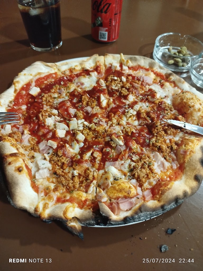 Pizzeria IIWI — Comida y bebida