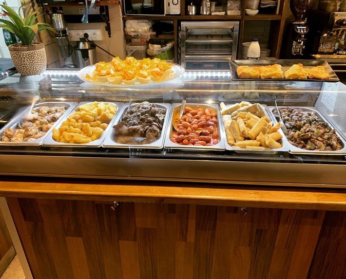 "LA MURALLA" Bar-Restaurant (Barri Antic Cambrils) — Comida y bebida