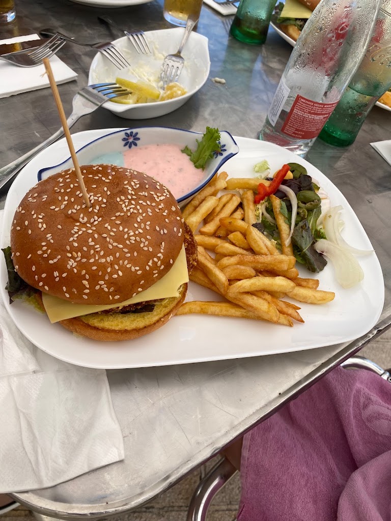 Chiringuito Alkabir piscina — Comida y bebida