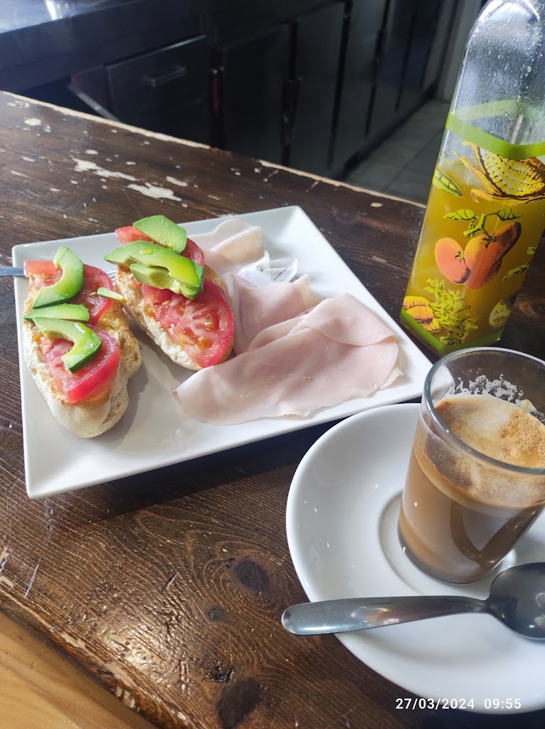 Bar Los Migueles — Comida y bebida