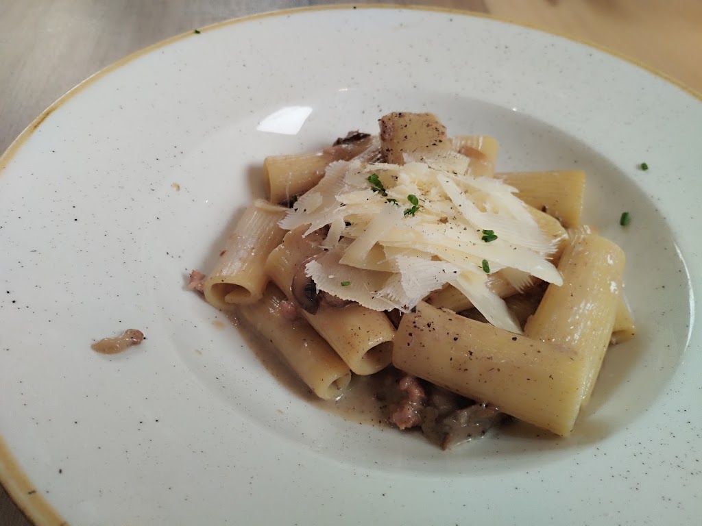 Saona Reus — Comida y bebida