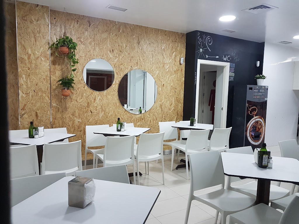 Cafeteria Red & White — Ambiente