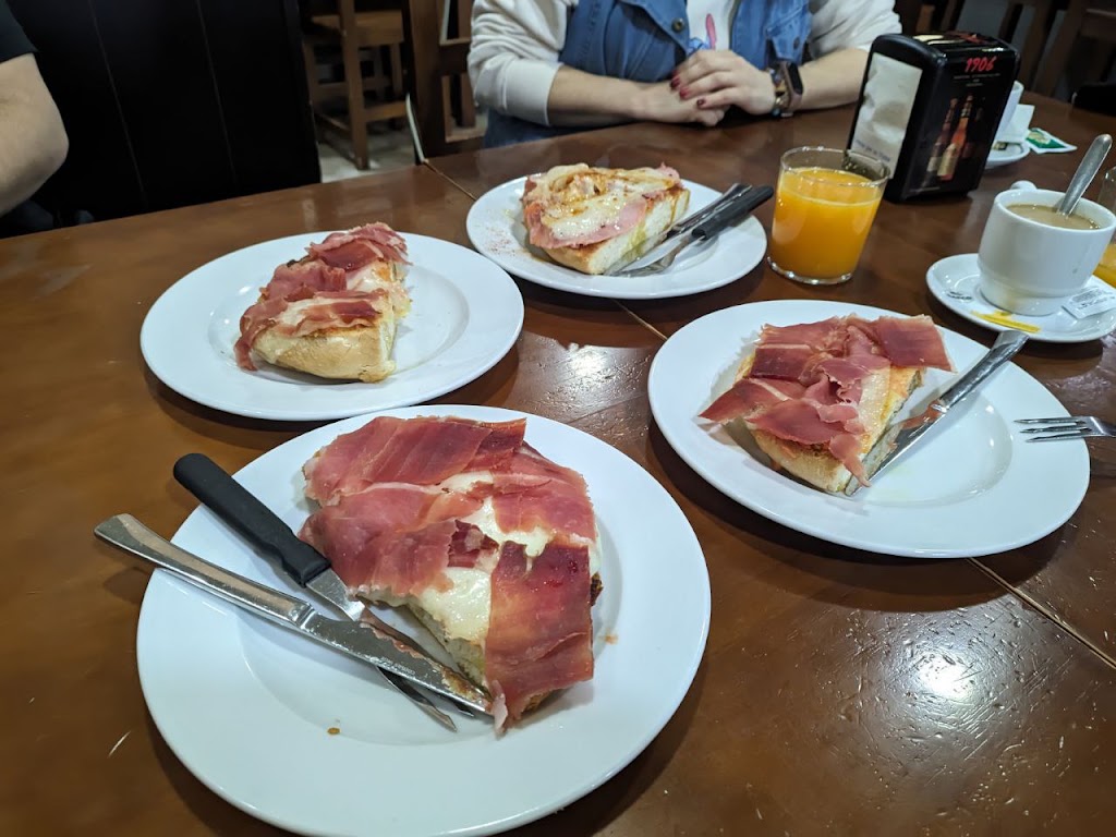 Cafe- Bar Giron — Comida y bebida