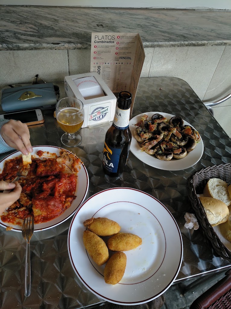 Bar Un Alto en el Camino — Comida y bebida