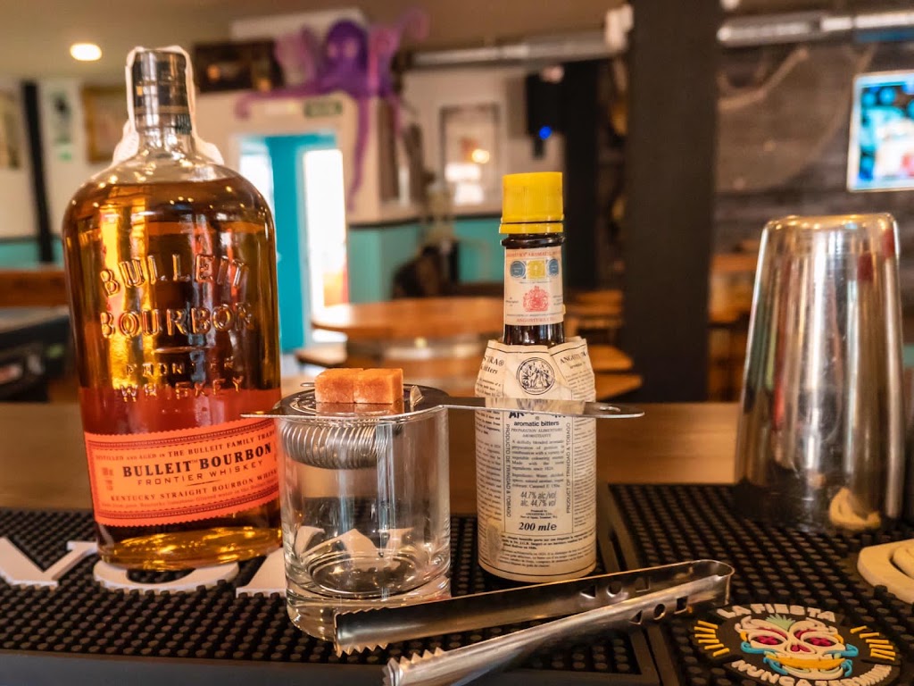 Bonnet Bar Cafe — Comida y bebida
