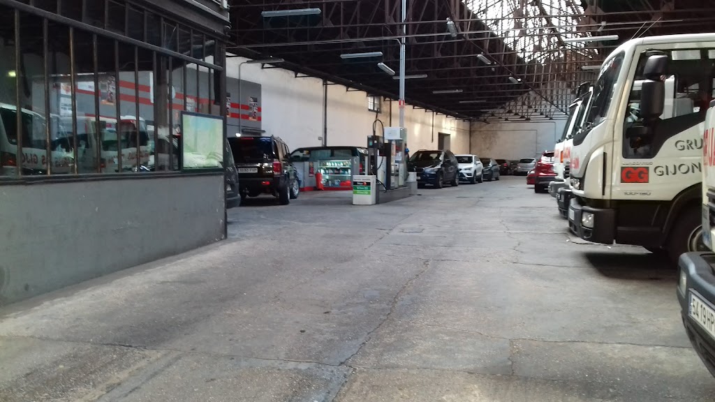 Calle de Santa Doradia Garage
