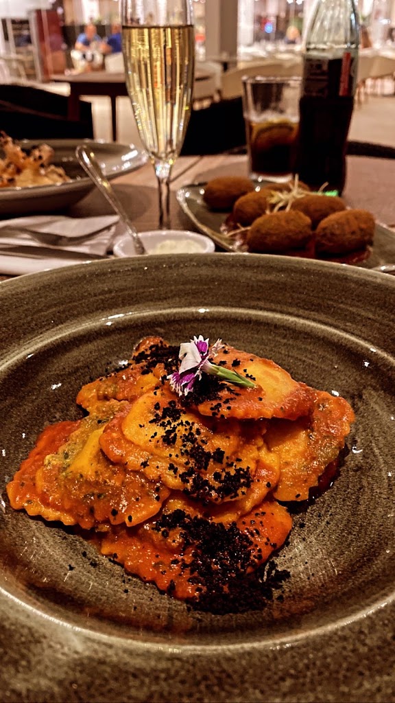 Filini Restaurant at the Radisson Blu Resort & Spa, Gran Canaria Mogan — Comida y bebida