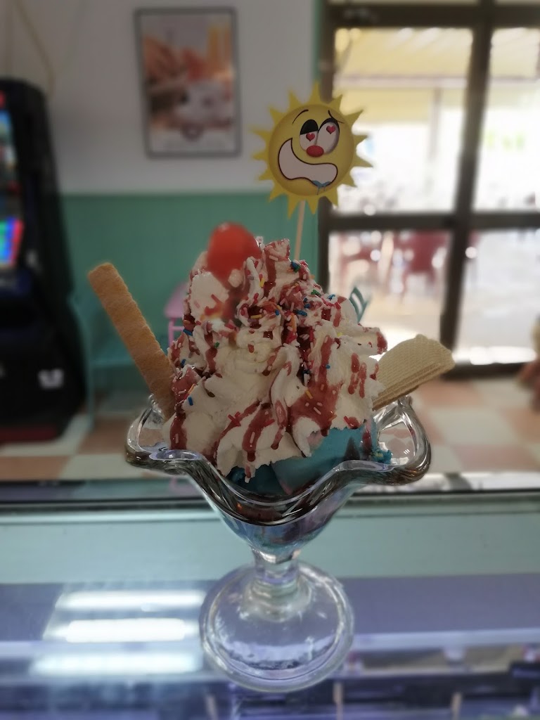 Cafeteria Heladeria El Puerto — Comida y bebida