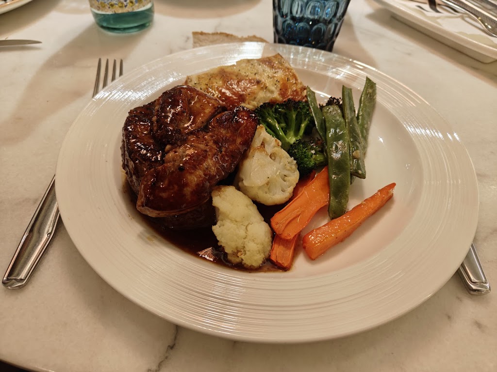 50 Voltes Restaurant — Comida y bebida
