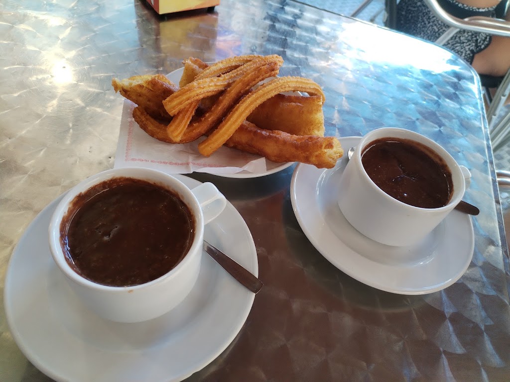 Cafeteria Churreria Camilo — Comida y bebida