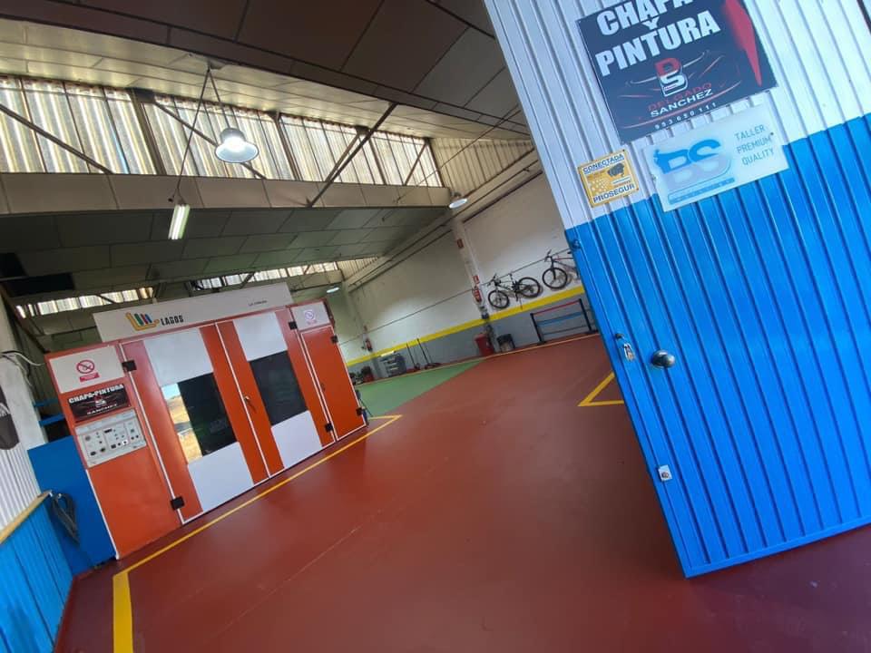 Chapa y Pintura Hermanos Delgado Sanchez C.B. — Interior