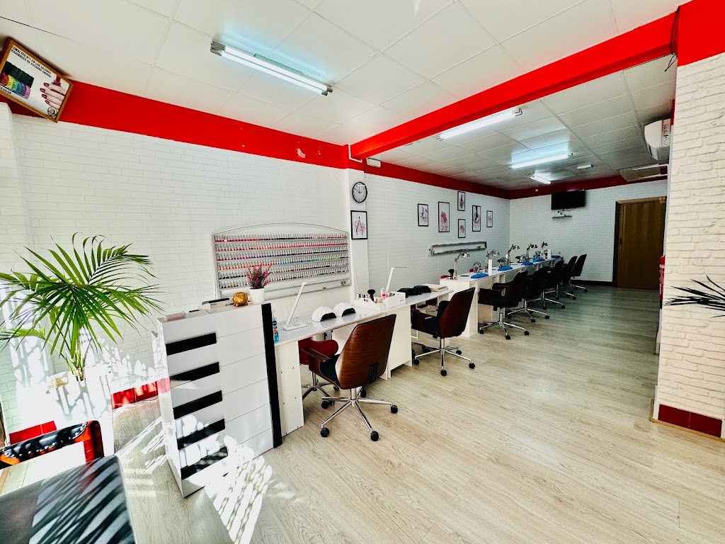 L & A Nails — Interior