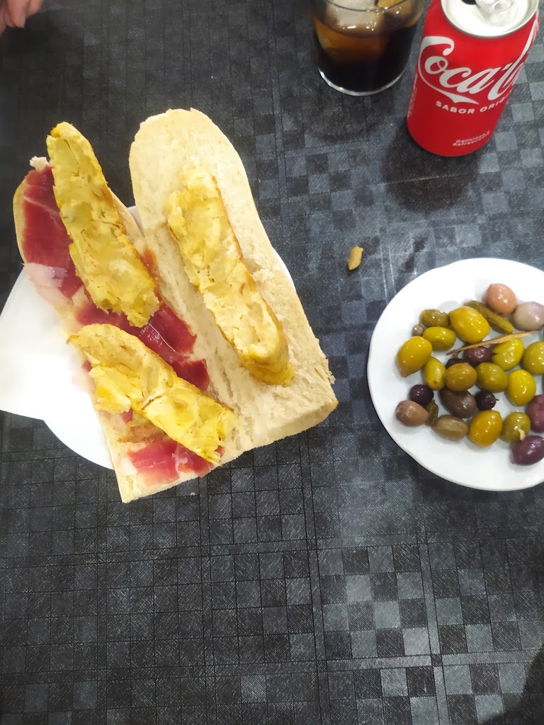 Bar Restaurante Rincon De Antonio II — Comida y bebida