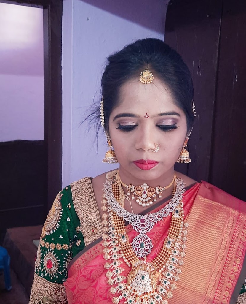 Trendy Looks Beauty Parlour