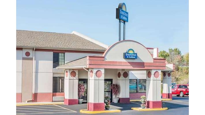 Days Inn & Suites by Wyndham Youngstown / Girard Ohio - Hotel in Girard , United States of America