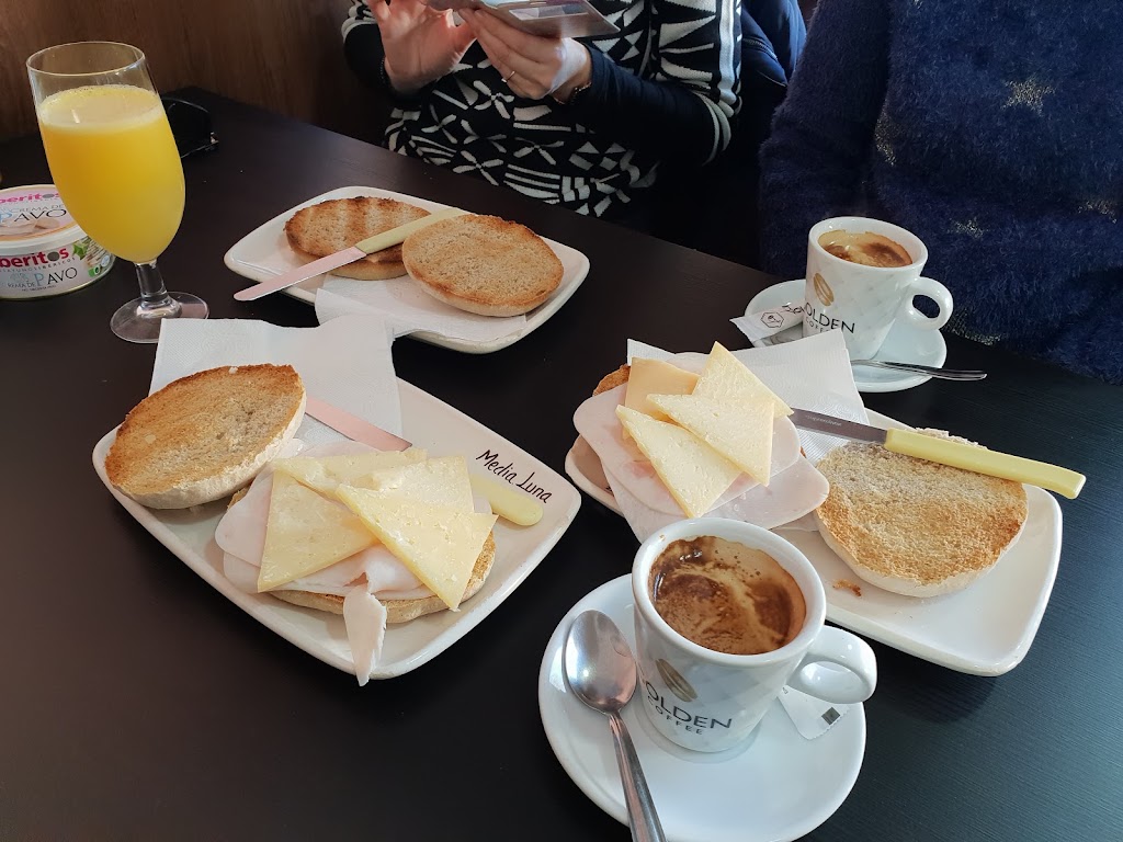 Heladeria Cafeteria Media Luna — Cafe