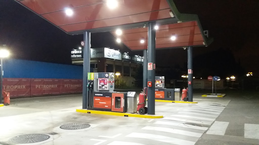 Petroprix — Exterior