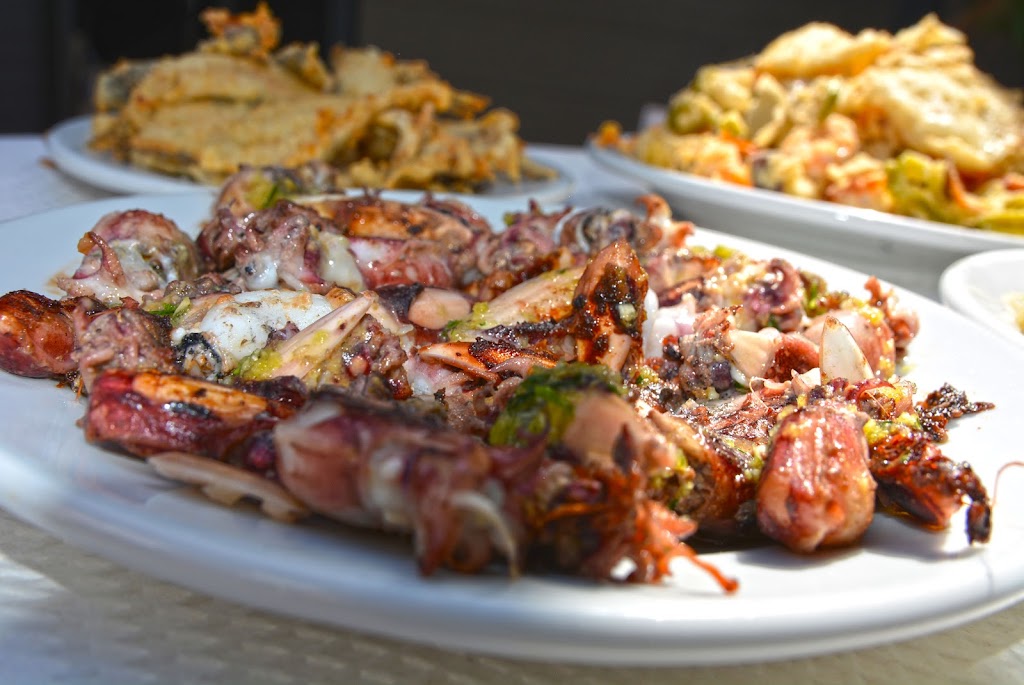 El Bodegon Caleta — Comida y bebida