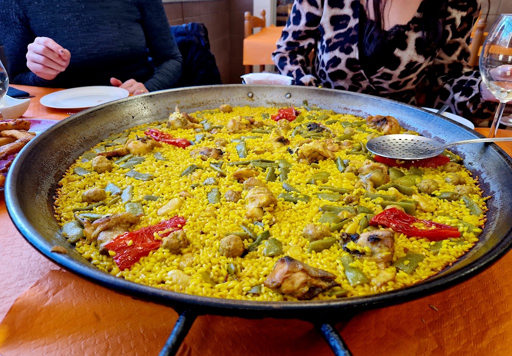 Restaurante CASA LA ROJA. — Paella