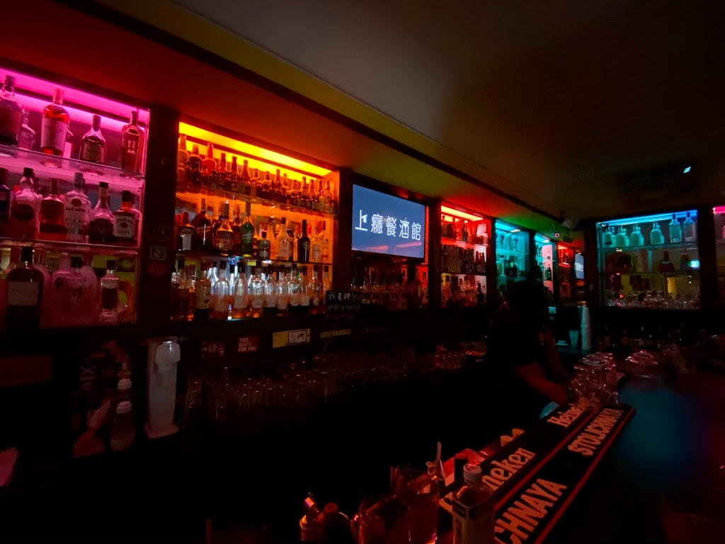 上癮餐酒館 Addiction Bistro 泰式料理 駐唱歌手 DJ 高雄特色酒吧 的照片