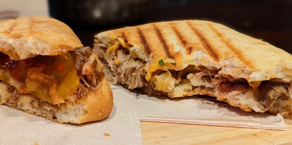 Bar La Clandestina — Comida y bebida