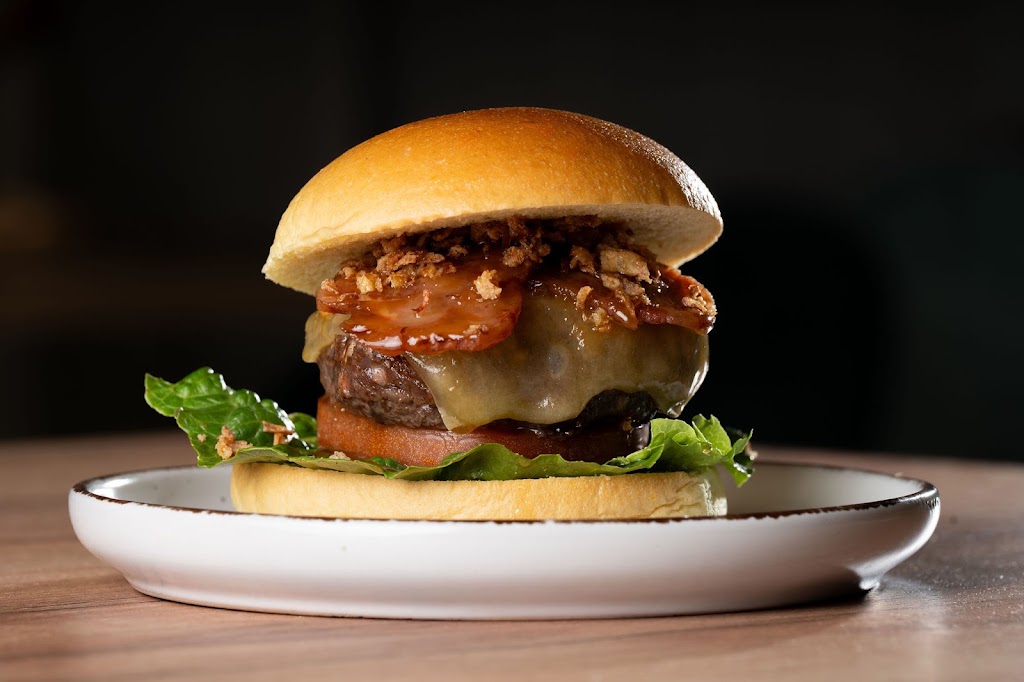 Tropik Burger — Comida y bebida