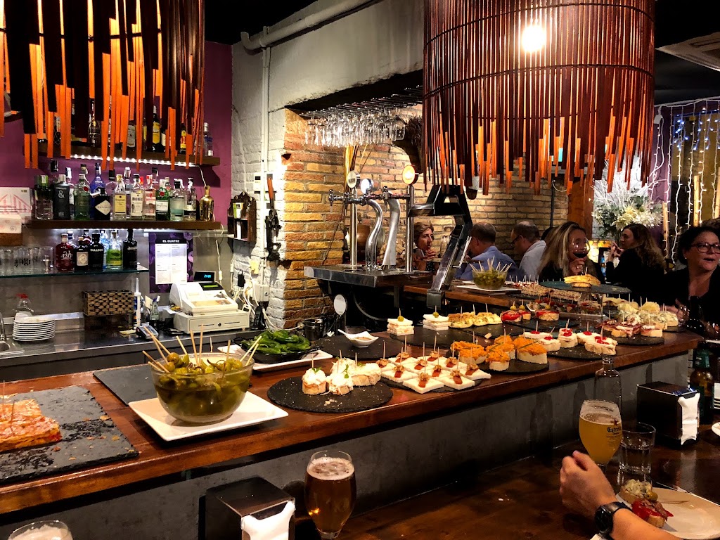 El quatre, barra de pintxos — Comida y bebida