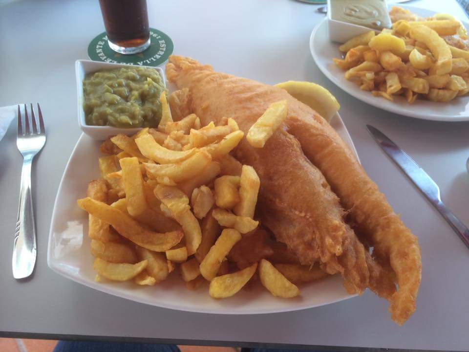 Restaurante Pearl's Chippy — Comida y bebida