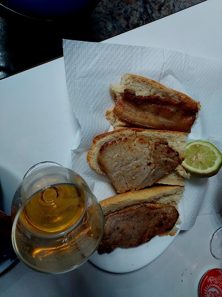 Bar Su Cafe — Comida y bebida