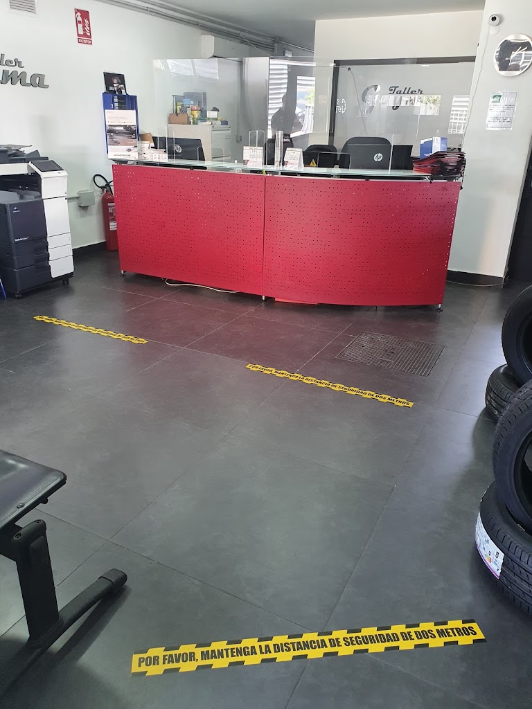 Taller Goyma Blacktire — Interior