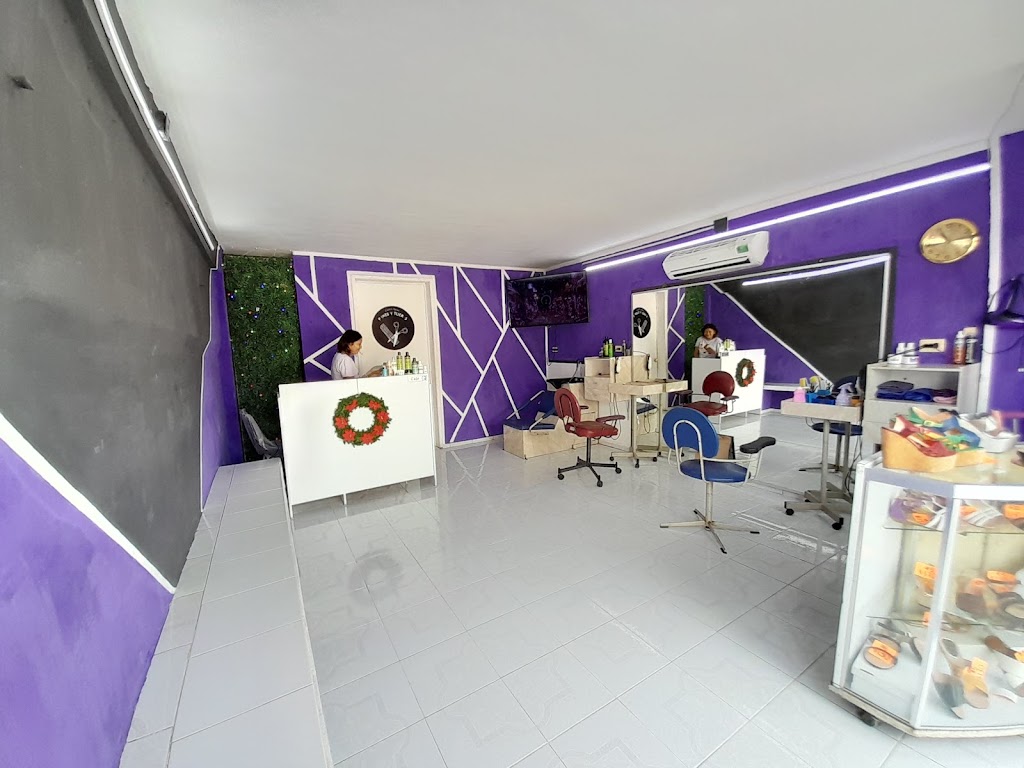 ESTETICA UNISEX PEINES Y TIJERAS — Interior