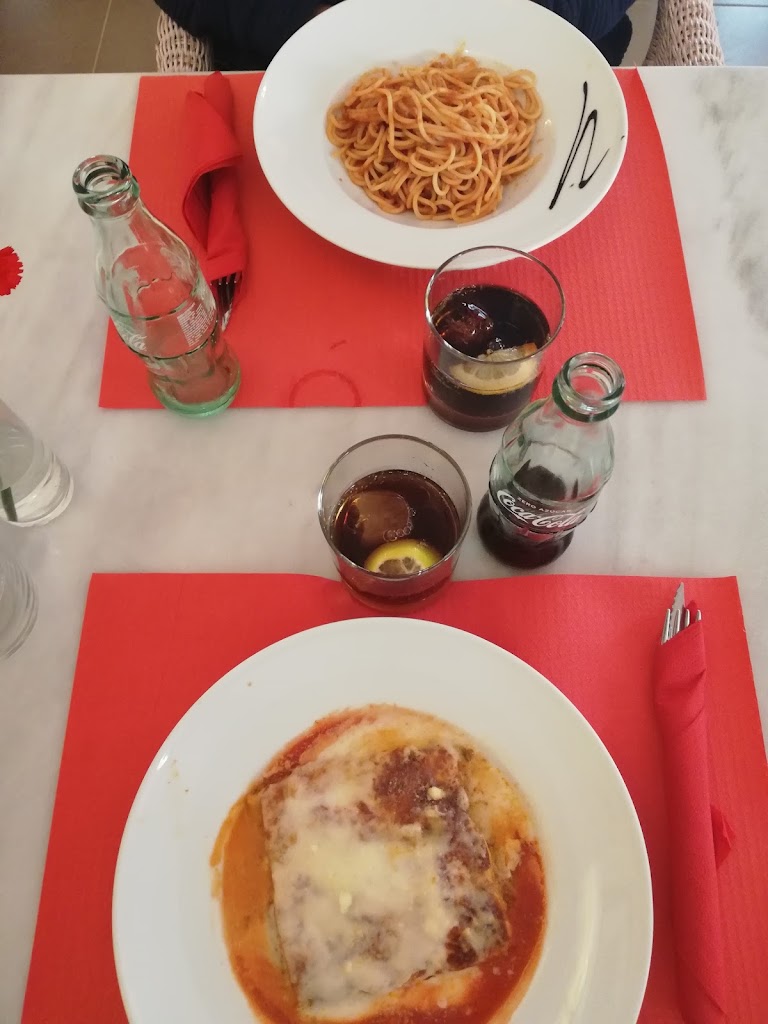 Mari lin Cafe Lounge — Comida y bebida