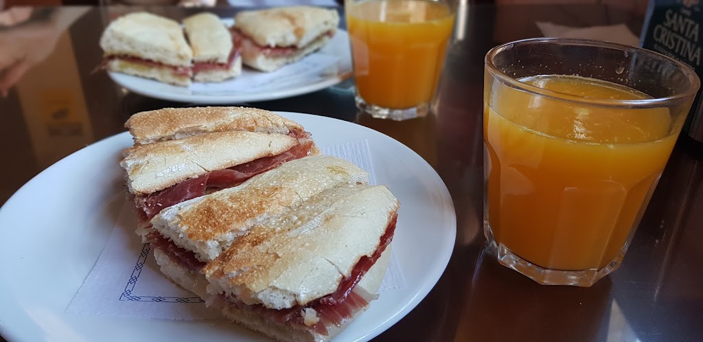 Bar Sevilla Betis — Comida y bebida