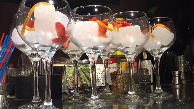 Tabu Bar Cafeteria Cocteleria gin tonic — Comida y bebida