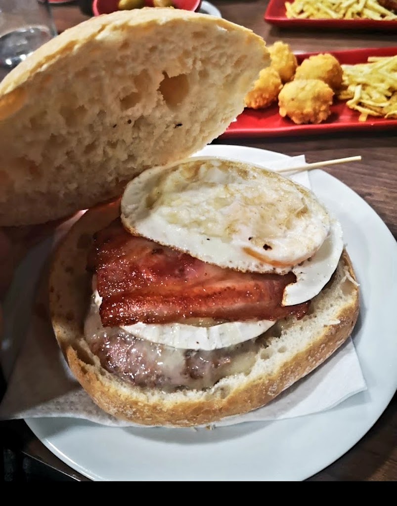 Saltapes Bar — Comida y bebida