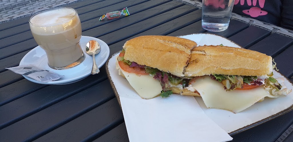 Kiosko Constitution Plaza — Comida y bebida