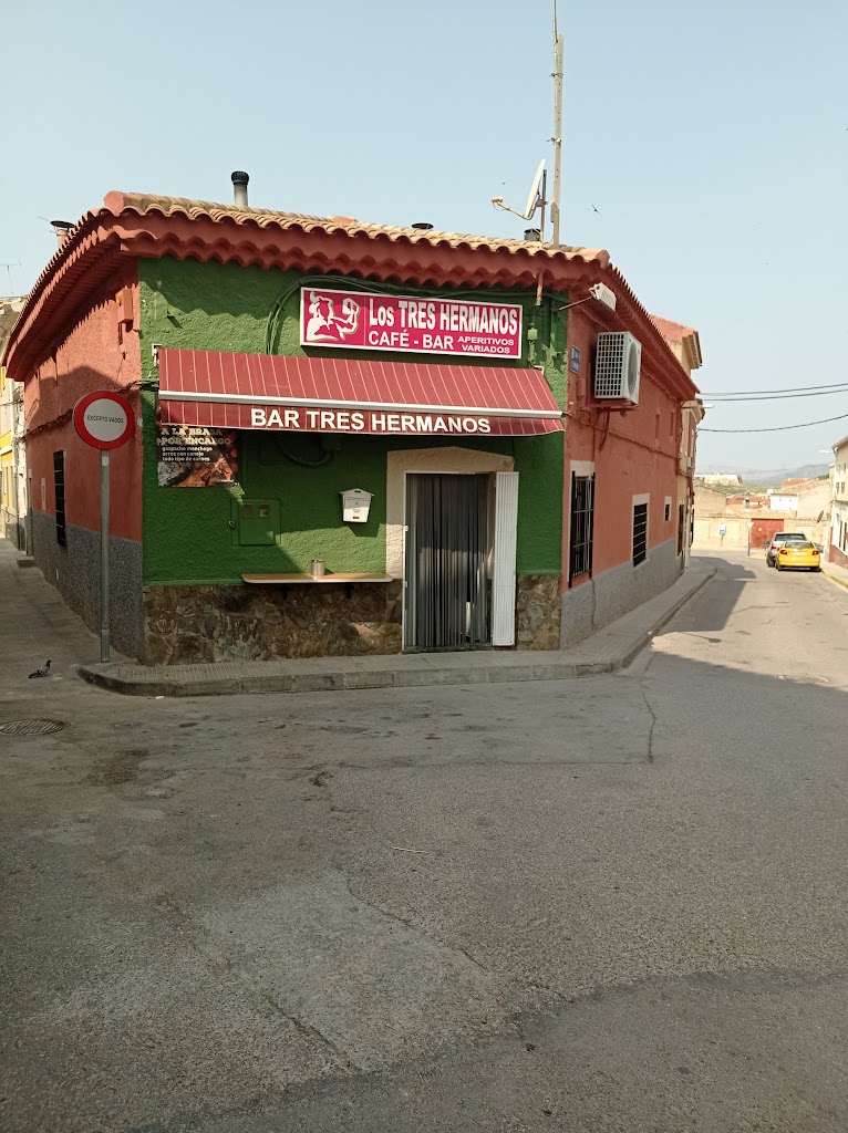 Los Tres Hermanos Cafe - Bar