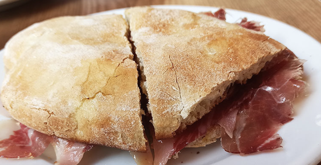Cafeteria El Bosque — Comida y bebida