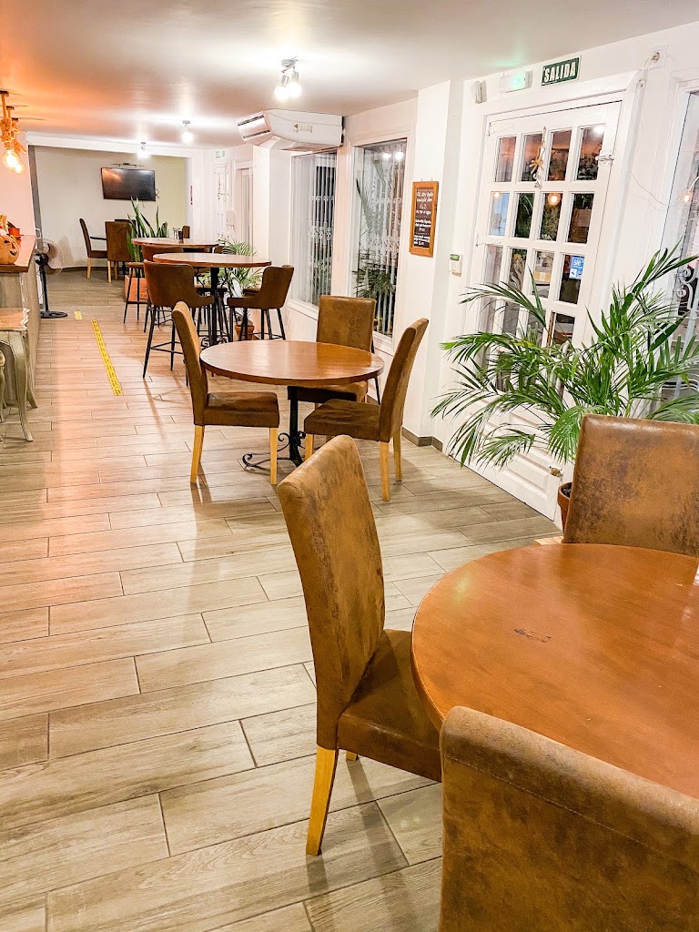 Canela Cafe Bar — Ambiente